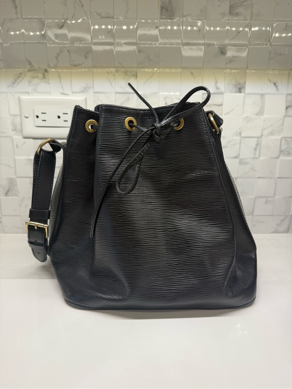 LV Epi Noe Vintage Black Bucket Bag w/Authentication